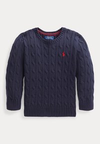 Mörkblå kabelstickad tröja med runda halsringning, ribbade ärmslut och nederkant. Har en liten röd broderad logotyp på bröstet och en kontrasterande inre krage.