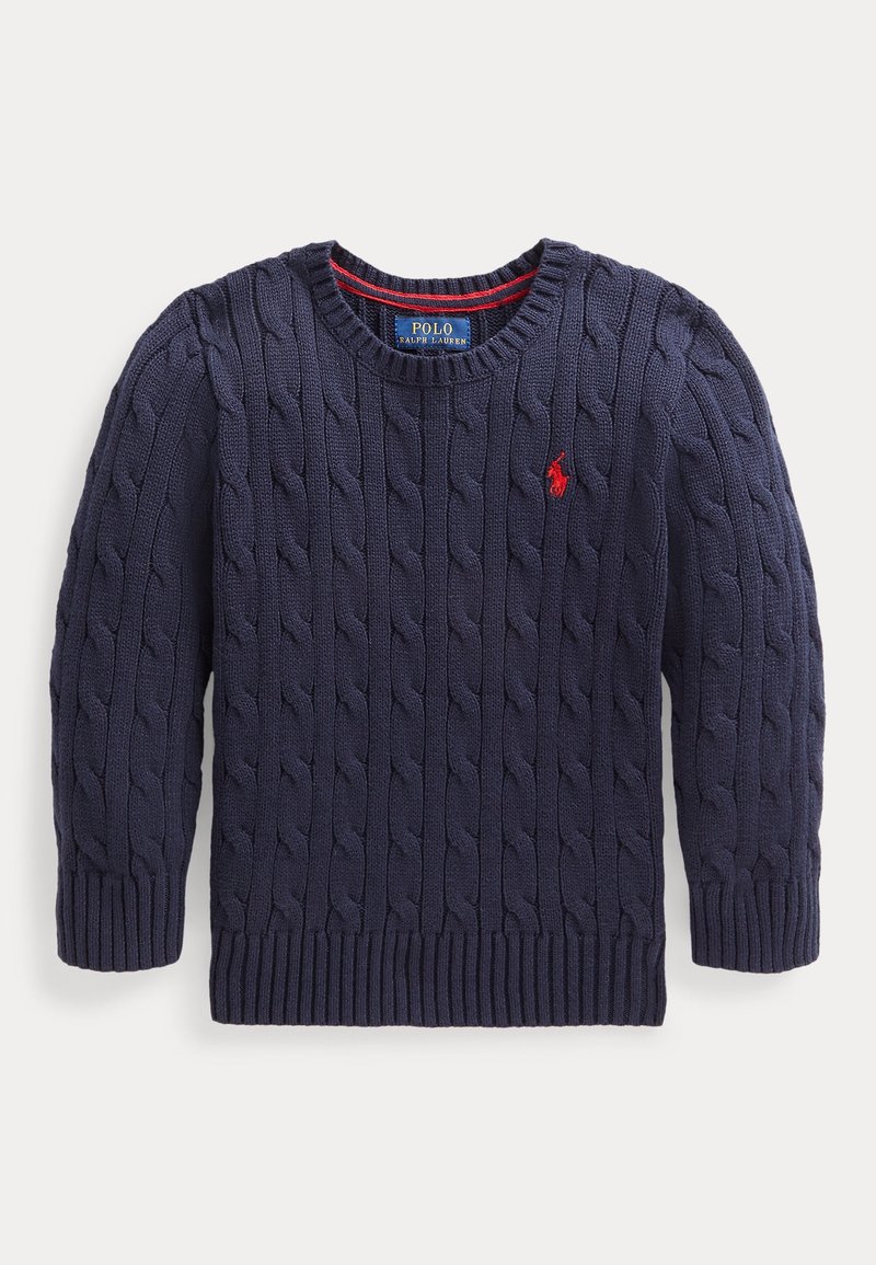 Pull en maille torsadée bleu marine avec un col rond, des poignets et un ourlet côtelés. Présente un petit logo rouge brodé sur la poitrine et un col intérieur contrastant.