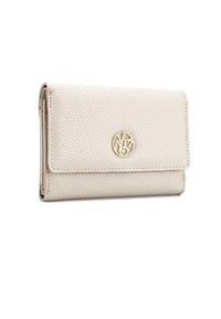 Portafoglio in pelle beige con finitura textured, dotato di un emblema dorato sul davanti, chiusura a pattina e forma rettangolare compatta.