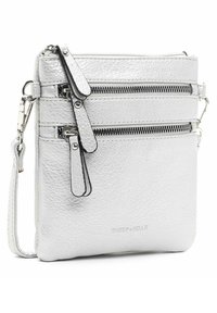Stříbrná kožená crossbody taška s třemi zipovými oddíly, plochý design a odnímatelný popruh. Texturovaný povrch s minimálním brandingem.