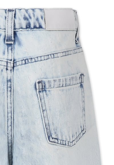Lichtblauwe denim shorts met een hoge taille, een rafelige zoom en een achterzak met zichtbare stikdetails. Soepel witte tailleband.