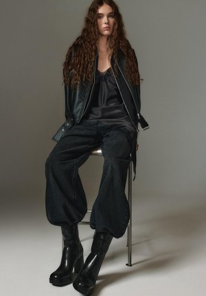 PULL&BEAR Členkové čižmy na platforme - black