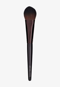 Rund, syntetisk makeupborste med ett mjukt, avsmalnande svart borsthuvud, glansig svart handtag och präglad logotyp nära basen.