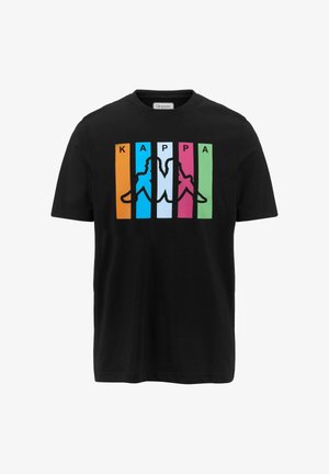 Maglietta nera a maniche corte con un design grafico colorato, che include la parola "KAPPA" e figure stilizzate in blu, arancione, rosa e verde.