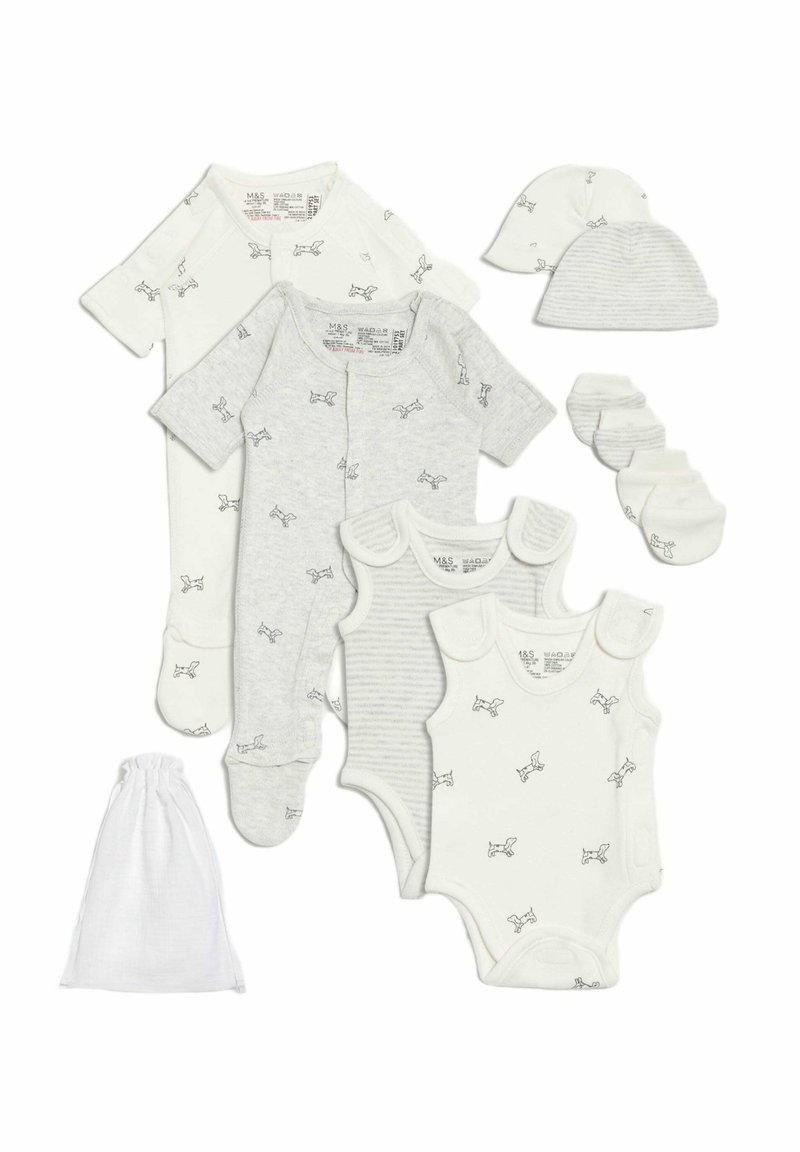 Zestaw ubranek dla niemowląt, w tym białe i szare śpioszki z nadrukiem psa, czapeczki, skarpetki oraz siatkowa torba na pranie, wszystko wykonane z miękkiej bawełny.