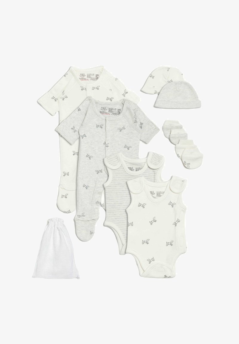 Conjunto de ropa para bebé que incluye bodies blancos y grises con estampados de perros, gorros, calcetines y una bolsa de lavandería de malla, todo en suave algodón.