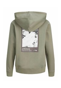 Zelená mikina s kapucňou a čierno-bielou grafikou hôr a textom "Jack & Jones Project Core EST. 1990" na chrbte.