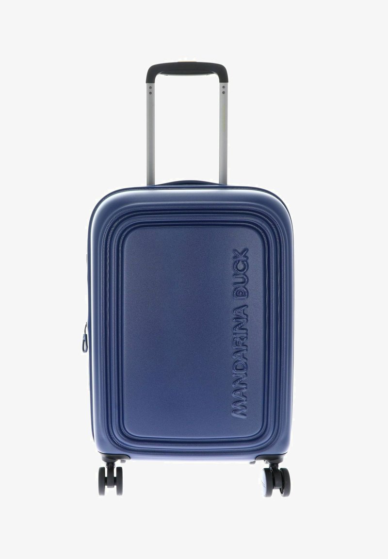 Valise rigide compacte bleu marine avec poignée extensible et quatre roues pivotantes, marque Mandarina Duck sur le devant.