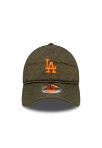 Cappellino da baseball quilted verde oliva con logo ricamato "LA" arancione; cinturino regolabile sul retro; visiera arrotondata e motivo in tessuto testurizzato.