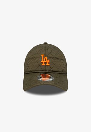 Gorra de béisbol acolchada en verde oliva con el logotipo "LA" bordado en naranja; correa ajustable en la parte trasera; pico redondeado y patrón de tela texturizada.