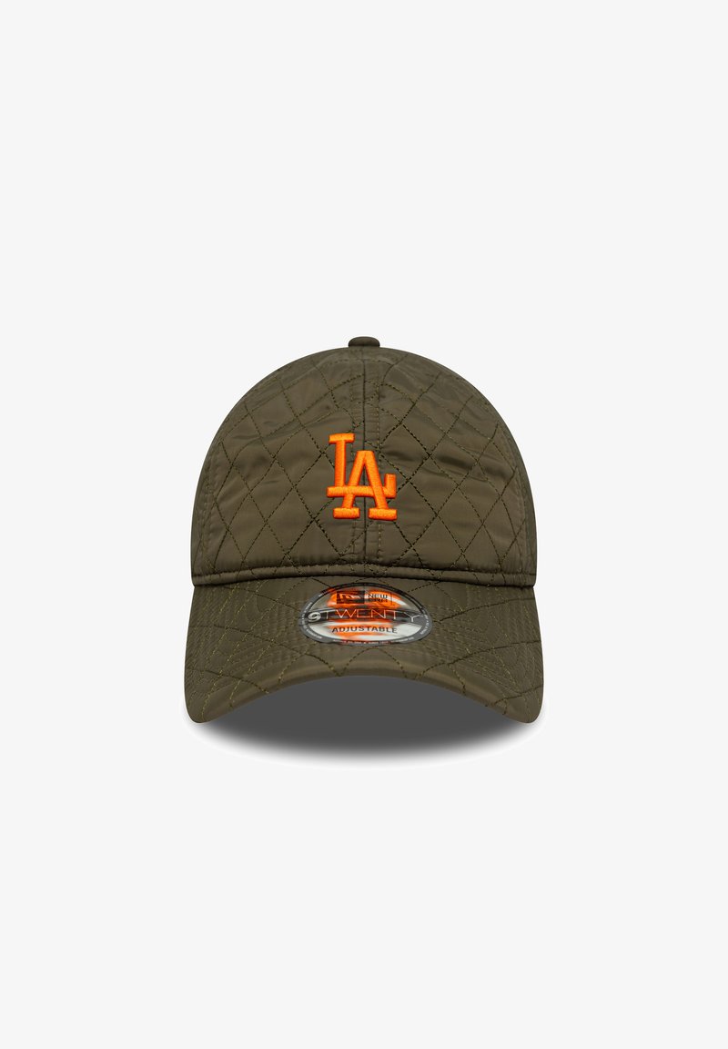 Cappellino da baseball quilted verde oliva con logo ricamato "LA" arancione; cinturino regolabile sul retro; visiera arrotondata e motivo in tessuto testurizzato.