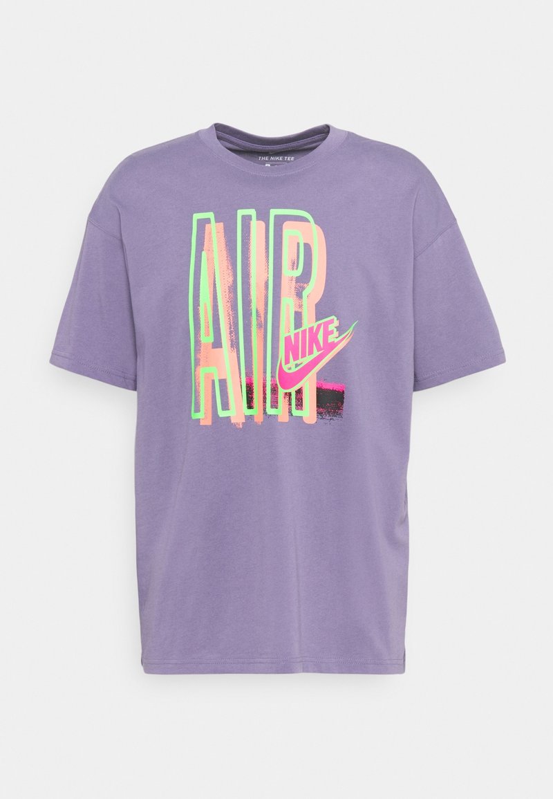 Violetti Nike t-paita, jossa on suuri neonvihreä ja vaaleanpunainen "AIR"-teksti sekä vaaleanpunainen Nike-vetoketju logona edessä. Lyhyet hihat, pyöreä kaula-aukko.