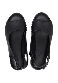 Černé kožené sandály s otevřenými prsty, nastavitelným popruhem a texturovanou podešví. Disponují hladkým povrchem a decentním logem embosovaným uvnitř.