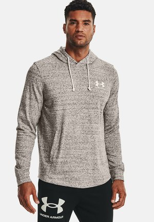 Sudadera gris, texturizada, de manga larga con un bolsillo frontal y cordones blancos. Logo de Under Armour en el pecho, combinada con joggers oscuros.