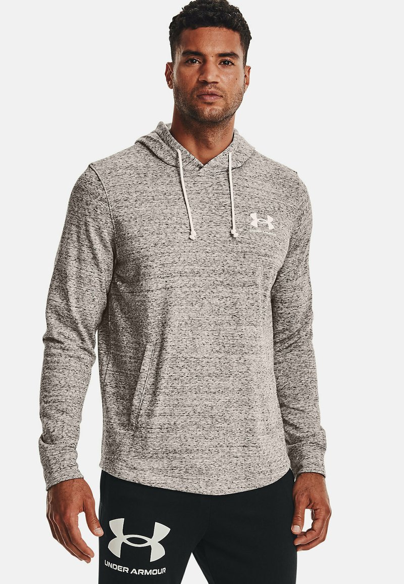 Sudadera gris, texturizada, de manga larga con un bolsillo frontal y cordones blancos. Logo de Under Armour en el pecho, combinada con joggers oscuros.