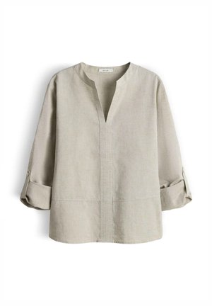 Beige Leinenbluse mit dreiviertellangen Ärmel zum Aufkrempeln und V-Ausschnitt ohne Kragen.