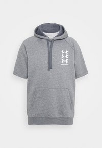 Sudadera corta gris con manga corta, bolsillo frontal, cordones y logotipo vertical de Under Armour en el lado izquierdo del pecho.