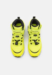 Neon gule sneakers med sorte detaljer, med høy topp-design, elastiske lisser og en borrelåsrem for sikker passform.
