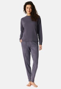 Bekväm grå pyjamasset med en enfärgad långärmad topp och mönstrade byxor, med en mjuk textur och avslappnad passform.