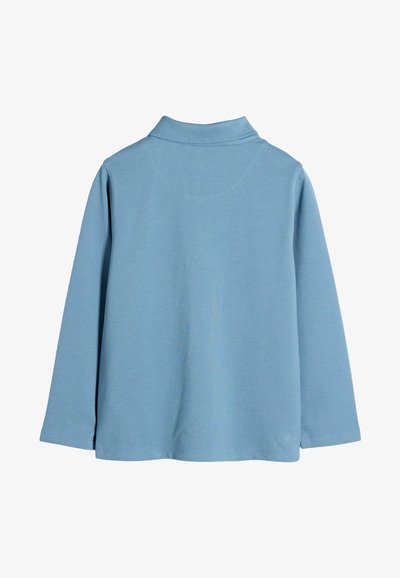 Svetlomodrá polokošeľa s dlhým rukávom má textúrovanú tkaninu, plochý golier a rovný lem bez viditeľných kovových prvkov alebo vzorov.