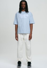 LOW LIGHTS STUDIOS® SHUTTER - T-shirts med print - sky blue