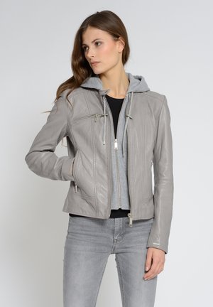 Veste en cuir grise avec une capuche grise amovible, fermeture éclair à l'avant, deux poches zippées et des accents côtelés aux épaules.