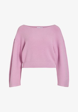 Lys lilla ribbet striktrøje med off-shoulder design og brede ærmer, parret med højtaljede sorte bukser og et brunt bælte.