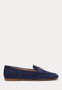 Mocassins em camurça azul-marinho com bico arredondado, sola plana e detalhe em hardware dourado na parte da frente. Textura suave.
