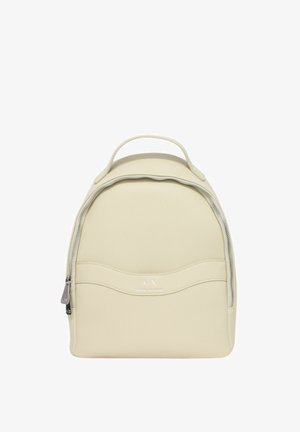 Zaino in pelle beige testurizzata con una forma arrotondata, cerniera frontale e maniglia superiore. Presenta un branding discreto sul fronte.