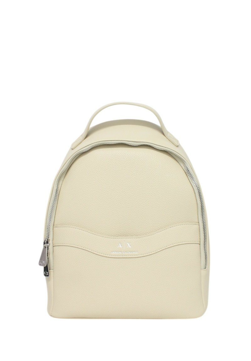 Zaino in pelle beige testurizzata con una forma arrotondata, cerniera frontale e maniglia superiore. Presenta un branding discreto sul fronte.