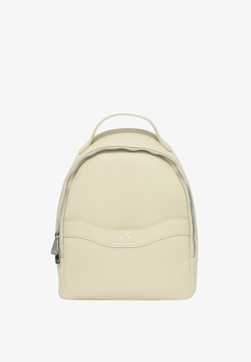 Zaino in pelle beige testurizzata con una forma arrotondata, cerniera frontale e maniglia superiore. Presenta un branding discreto sul fronte.