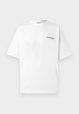 Tricou alb supradimensionat cu mâneci scurte, decolteu rotund și text mic negru "LES BENJAMINS" pe partea stângă a pieptului.