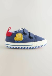 Modrá plátěná bota pro batolata s červeným podpatkem, bílou gumovou podrážkou a proužkovanými detaily. Na boku je vyšívané žluté vozidlo na stavbu.