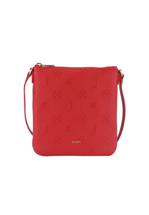 Borsa a tracolla in finta pelle rossa con motivi floreali e lettere in rilievo, chiusura a zip e tracolla regolabile. Presenta un dettaglio del logo in oro.