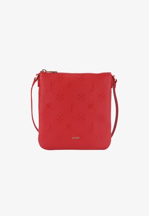 Bolso bandolera de imitación cuero rojo con patrones en relieve de flores y letras, cierre de cremallera y correa ajustable. Presenta detalle del logo en oro.