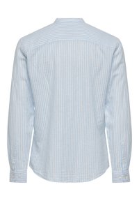 Camicia a maniche lunghe a righe blu chiaro e bianche, con orlo arrotondato, polsi abbottonati e dettagli sullo yoke posteriore, realizzata in un morbido tessuto tessuto.