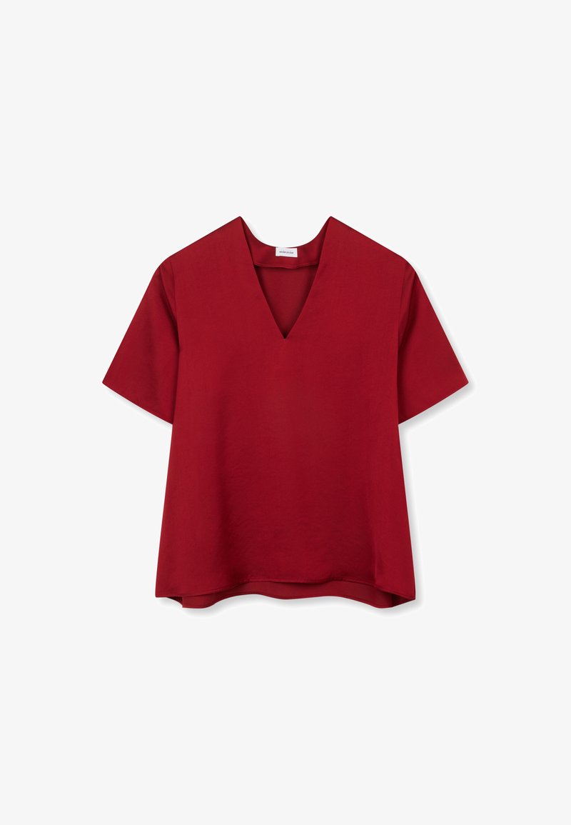 Blouse rouge à manches courtes avec un col en V et une coupe légèrement ample, présentée sur fond blanc.