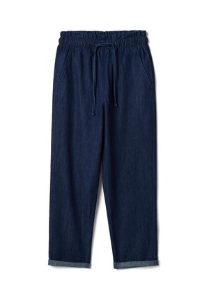 Pantalones vaqueros de mezclilla azul oscuro con cintura elástica, cordón ajustable, bolsillos laterales y puños enrollados, colocados planos sobre un fondo blanco.