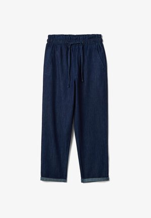 Pantalones vaqueros de mezclilla azul oscuro con cintura elástica, cordón ajustable, bolsillos laterales y puños enrollados, colocados planos sobre un fondo blanco.