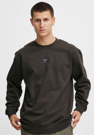 Mørkegrøn bomulds-sweatshirt med rund halsudskæring, ribbede manchetter og et lille mærke på brystet. Glat tekstur og afslappet pasform.