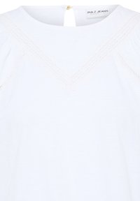 Fehér blúz kerek nyakkivágással, csipkedíszítéssel, amely V-alakban fut elől és a vállakon, valamint apró gombos záródással hátul.