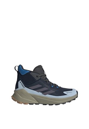 Sort og grå Adidas Terrex højt vandrestøvle med beige sål, blå accenter og Gore-Tex vandtæt label.