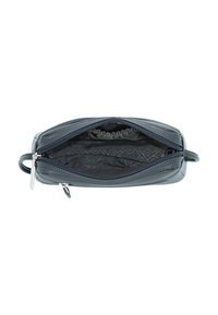 Neceser de cuero negro con cremallera abierto para mostrar el interior de tela con un bolsillo lateral elástico y forro de marca sobre un fondo blanco.