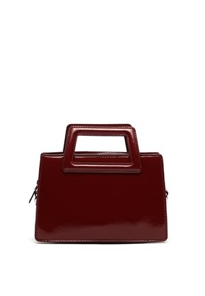 Ciemnoczerwona błyszcząca prostokątna torebka z geometryczną rączką i widocznym bocznym zamkiem na białym tle.