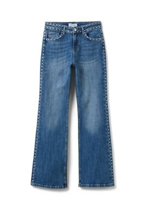 Vaqueros de mezclilla azul de pierna ancha con detalles de tachuelas a lo largo de la cintura y las costuras laterales, con una textura descolorida y diseño clásico de cinco bolsillos.