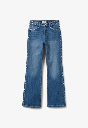 Vaqueros de mezclilla azul de pierna ancha con detalles de tachuelas a lo largo de la cintura y las costuras laterales, con una textura descolorida y diseño clásico de cinco bolsillos.