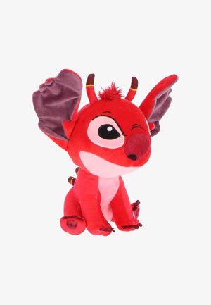 Rode pluche draak met grote oren, roze accenten en een plumeau. Heeft een knipogende oog en kleine klauwen, met een gladde textuur.