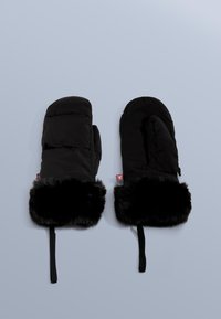 Para czarnych zimowych rękawiczek z grubymi futrzanymi mankietami i paskami na nadgarstki, ułożonych płasko na jasnoszarym tle.