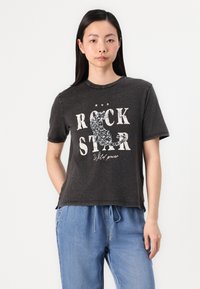 Must must outfit mustaline t-särk lühikeste varrukatega, "ROCK STAR" tekst valge värviga, hõbedane sädelev aktsent, vabalt langev lõige, ümmargune kaelus, kantud helesiniste pükstega.