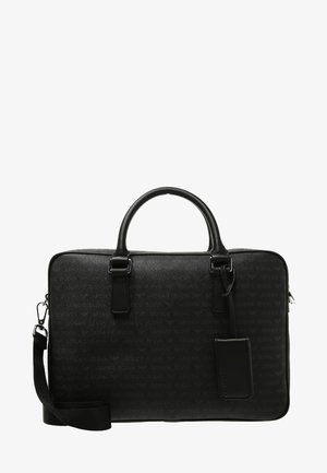 Serviette en cuir noir avec poignées supérieures, bandoulière détachable et motif embossé Armani Jeans sur la surface.